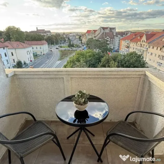 Apartament lux 3 camere,2 băi zona Spitalul Județean