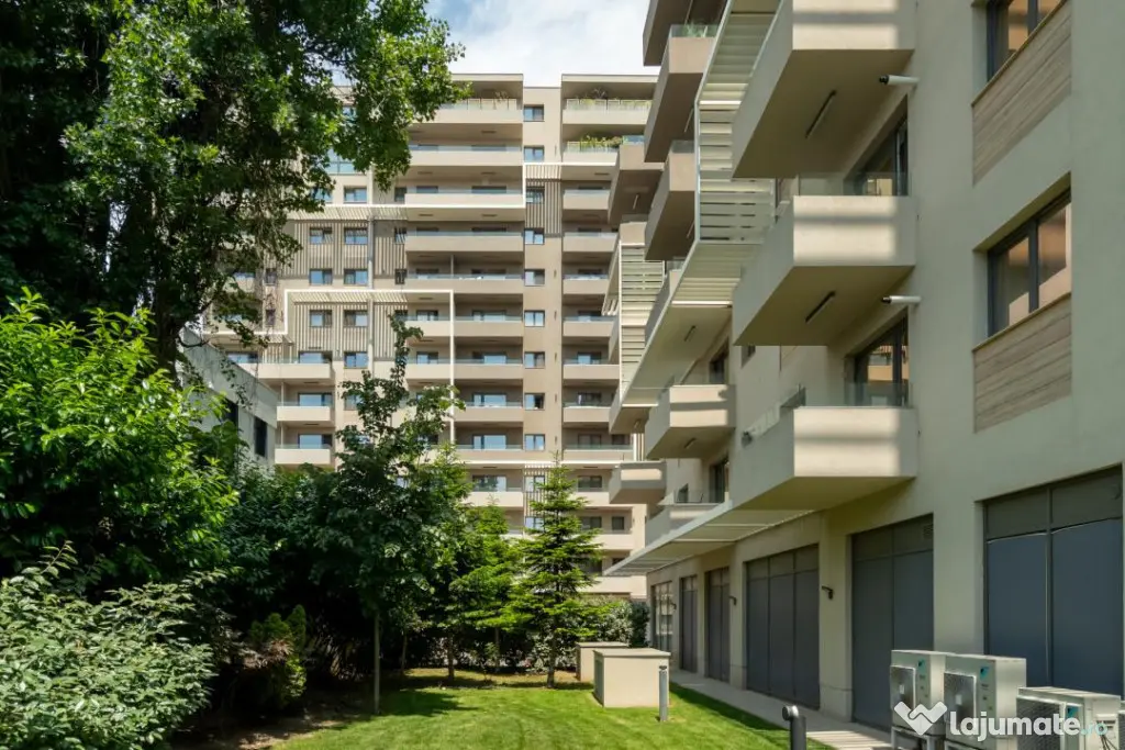 Apartament cu terasa cat o gradina, trei boxe si doua locuri