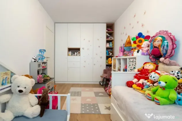 Apartament cu terasa cat o gradina, trei boxe si doua locuri