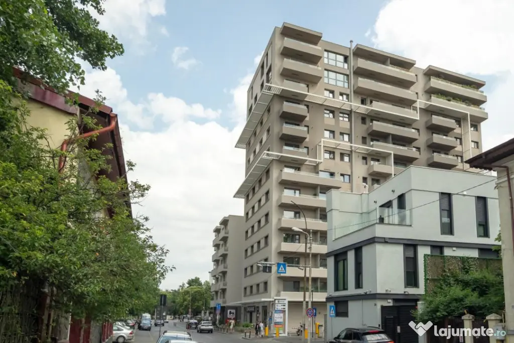 Apartament cu terasa cat o gradina, trei boxe si doua locuri