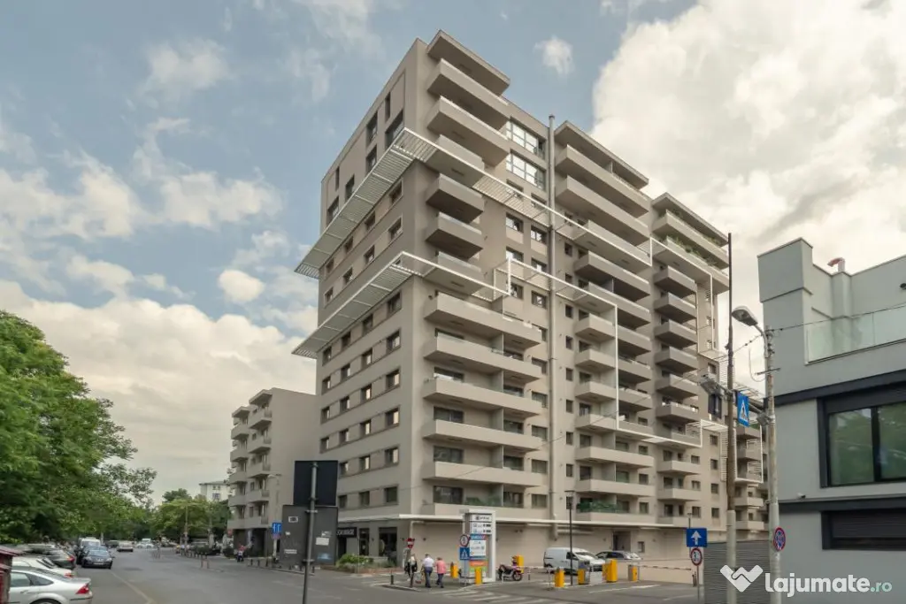 Apartament cu terasa cat o gradina, trei boxe si doua locuri