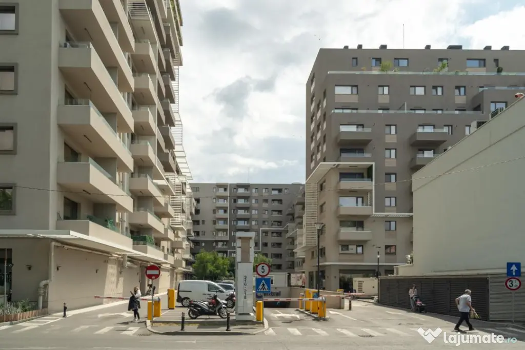 Apartament cu terasa cat o gradina, trei boxe si doua locuri