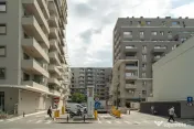 Apartament cu terasa cat o gradina, trei boxe si doua locuri