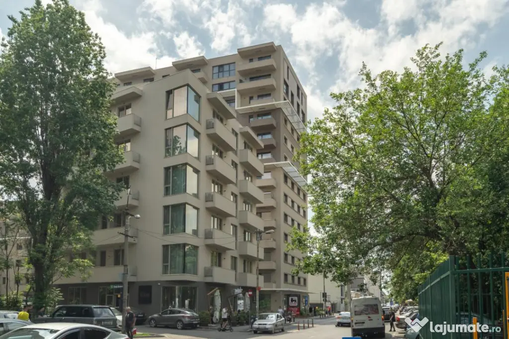 Apartament cu terasa cat o gradina, trei boxe si doua locuri
