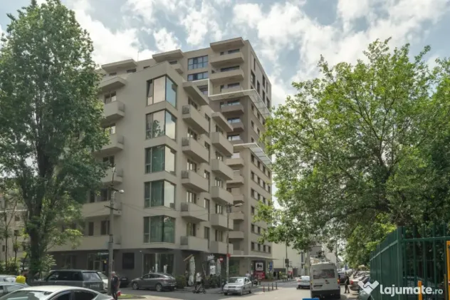 Apartament cu terasa cat o gradina, trei boxe si doua locuri