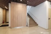 Apartament cu terasa cat o gradina, trei boxe si doua locuri