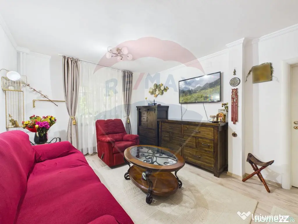 Apartament cu 4 camere de vanzare, Centrala proprie, 13 S...