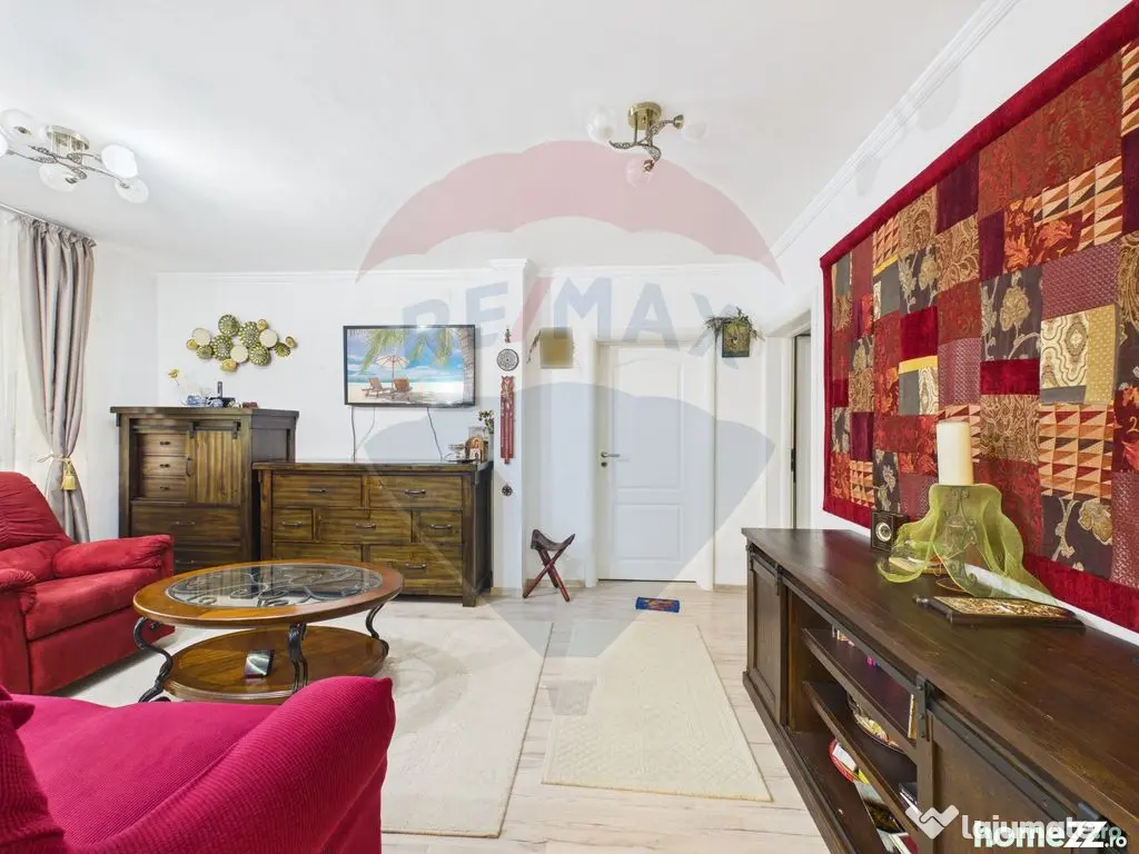 Apartament cu 4 camere de vanzare, Centrala proprie, 13 S...