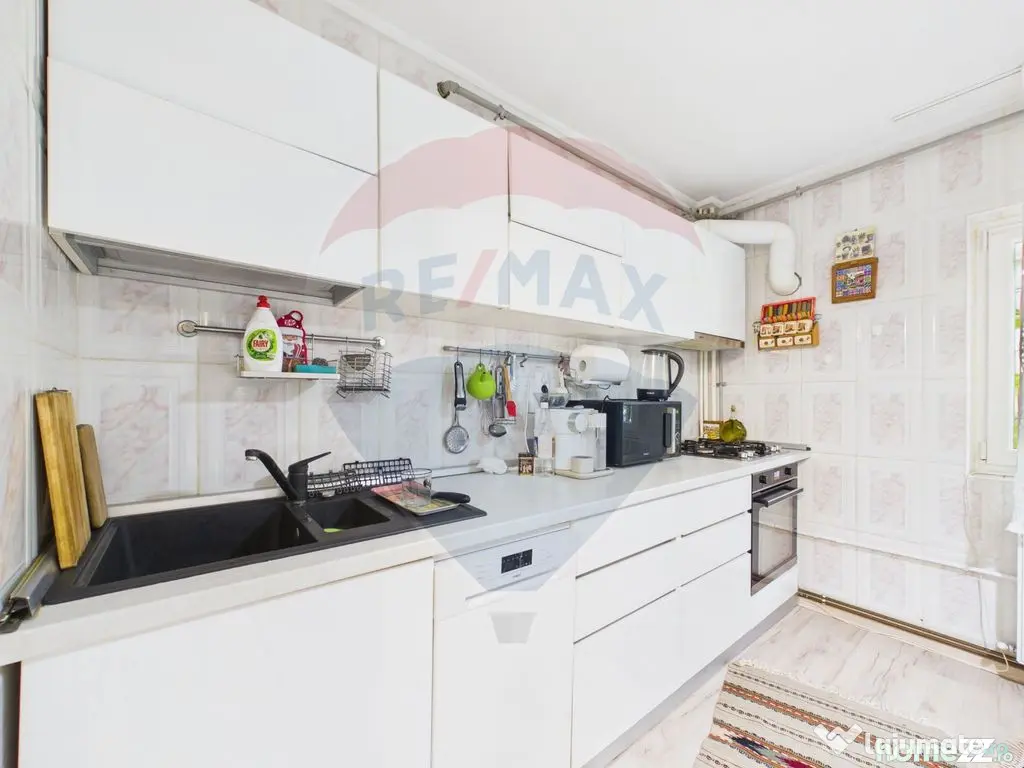 Apartament cu 4 camere de vanzare, Centrala proprie, 13 S...
