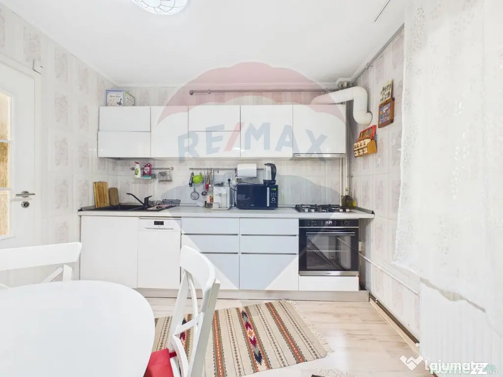 Apartament cu 4 camere de vanzare, Centrala proprie, 13 S...