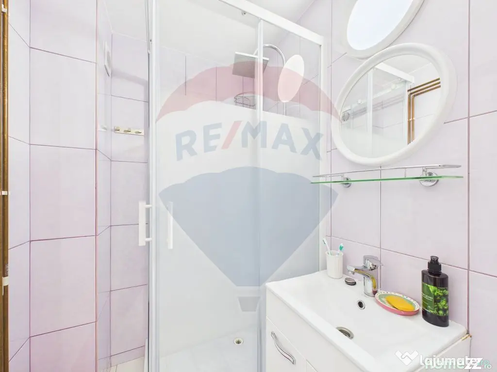 Apartament cu 4 camere de vanzare, Centrala proprie, 13 S...