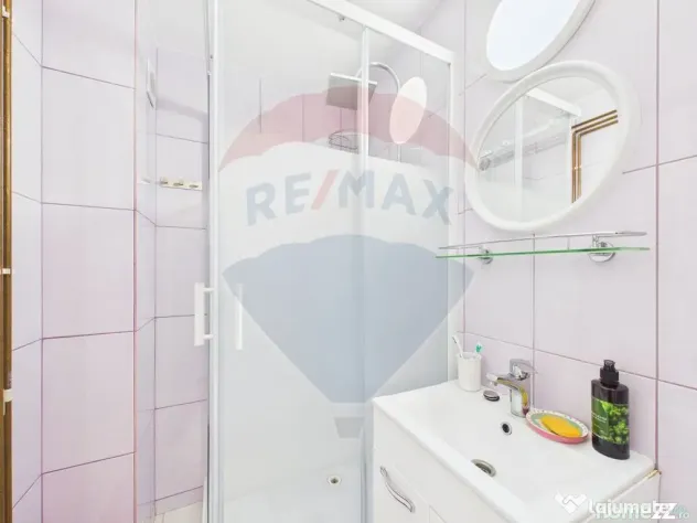 Apartament cu 4 camere de vanzare, Centrala proprie, 13 S...