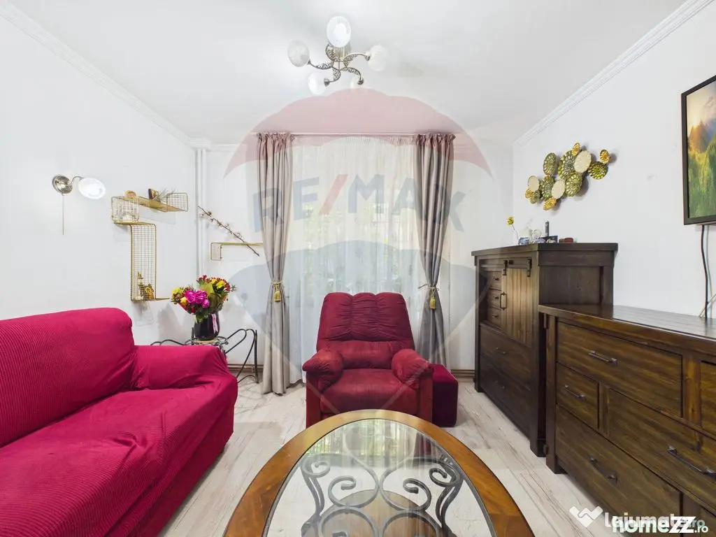 Apartament cu 4 camere de vanzare, Centrala proprie, 13 S...