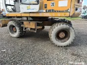 Dezmembrez excavator pe roti Liebherr 902 