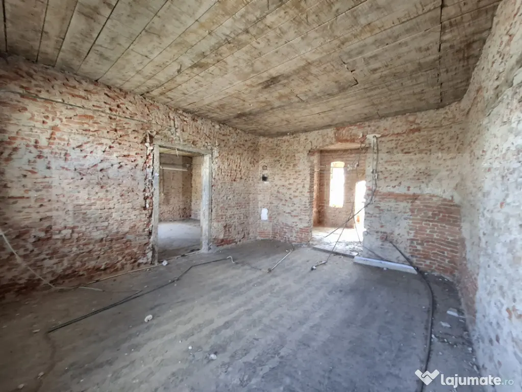 Spațiu comercial de vanzare,244mp,zona de centru in Ardud