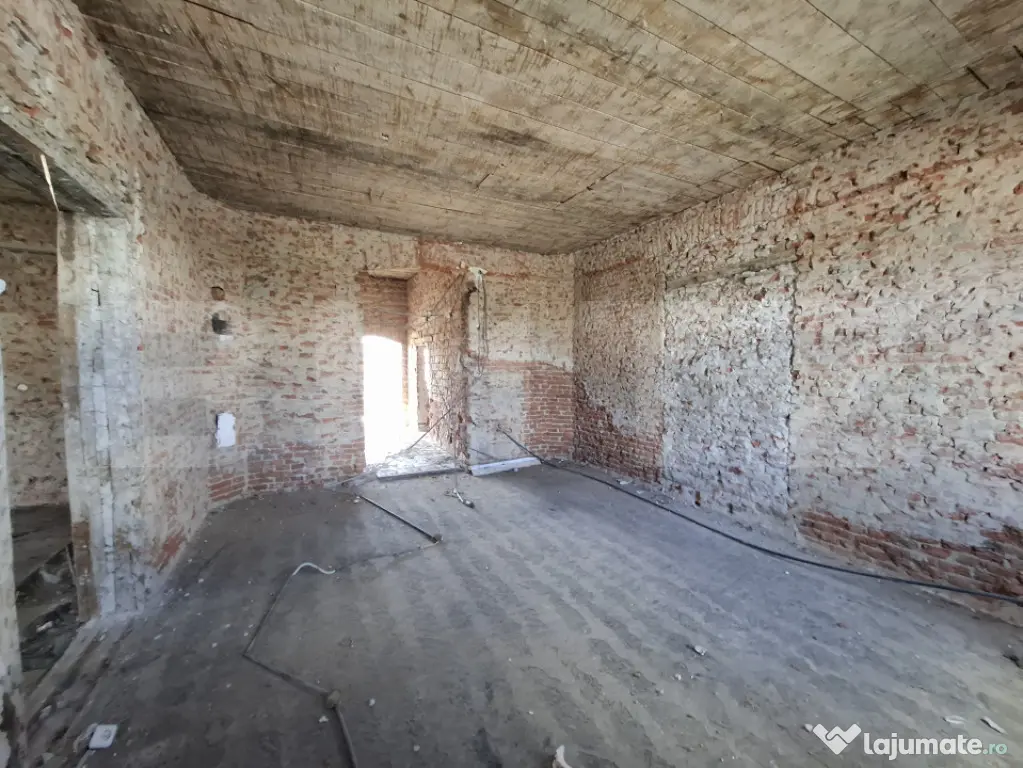 Spațiu comercial de vanzare,244mp,zona de centru in Ardud