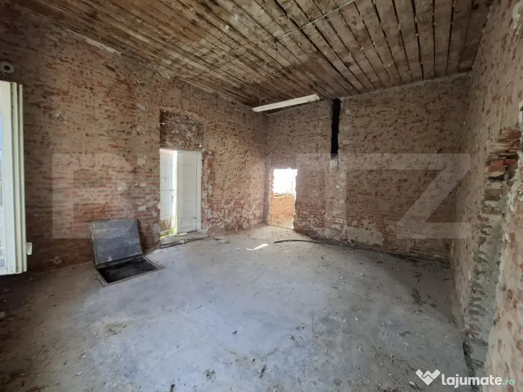Spațiu comercial de vanzare,244mp,zona de centru in Ardud