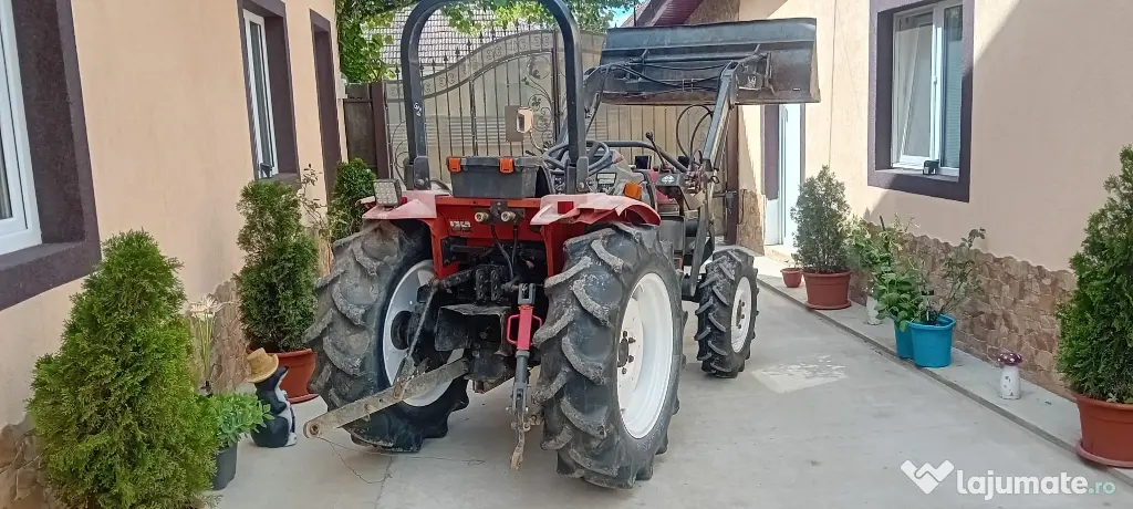 Tractor Mitsubishi 4x4 cu încărcător frontal