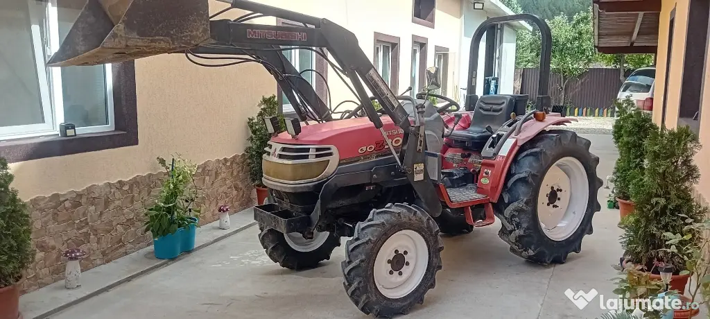 Tractor Mitsubishi 4x4 cu încărcător frontal