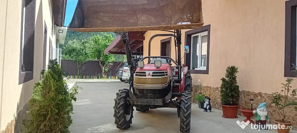 Tractor Mitsubishi 4x4 cu încărcător frontal