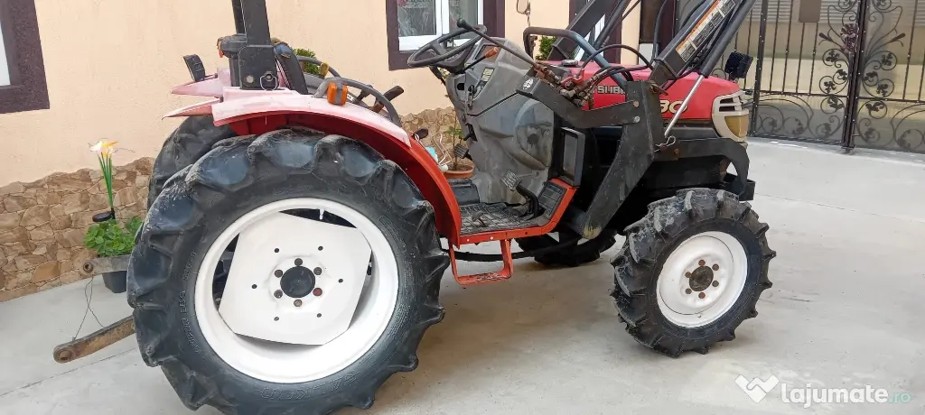 Tractor Mitsubishi 4x4 cu încărcător frontal