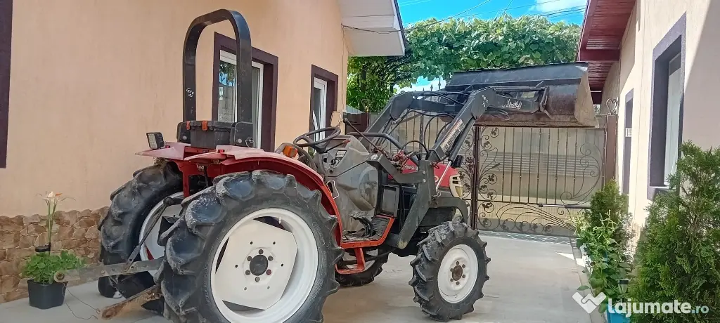 Tractor Mitsubishi 4x4 cu încărcător frontal