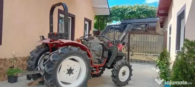Tractor Mitsubishi 4x4 cu încărcător frontal