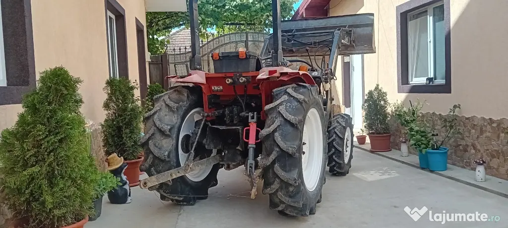 Tractor Mitsubishi 4x4 cu încărcător frontal