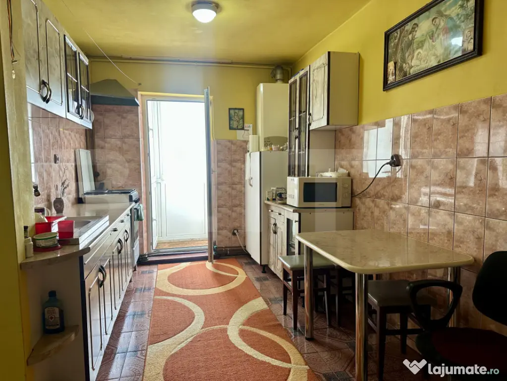 Apartament 2 camere decomandate, potențial excelent, zona