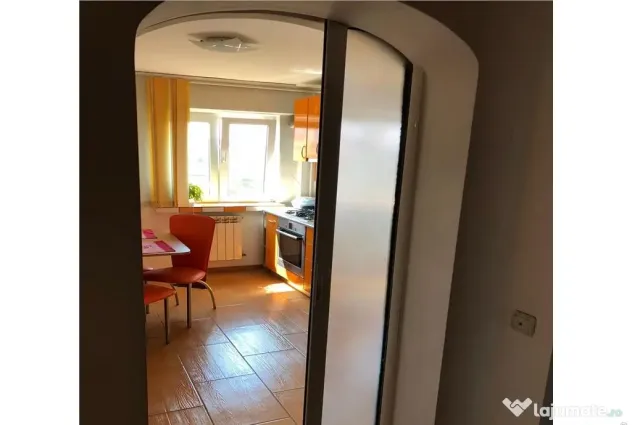 Apartament 3 camere, zona Centrala , etaj 4, renovat si mobilat