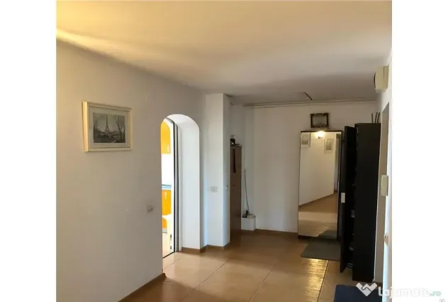 Apartament 3 camere, zona Centrala , etaj 4, renovat si mobilat