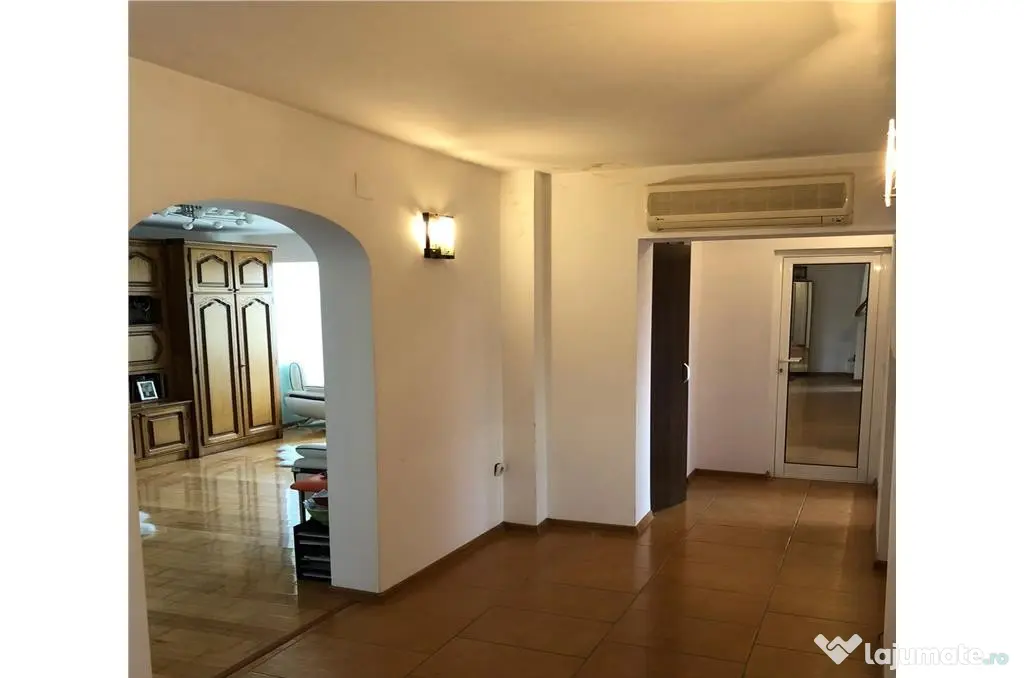 Apartament 3 camere, zona Centrala , etaj 4, renovat si mobilat