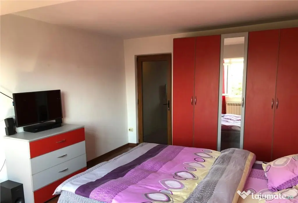 Apartament 3 camere, zona Centrala , etaj 4, renovat si mobilat