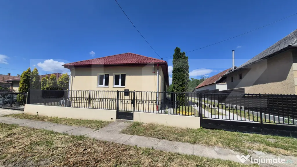 Casa cu 3 camere, 200 mp, teren 3286 mp, localitatea Jankmaj