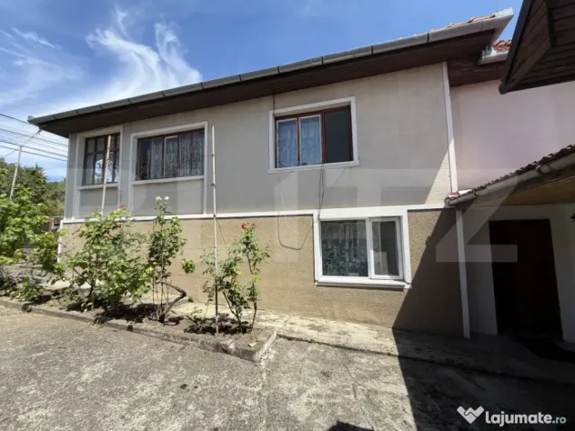 Casă de vanzare, 5 camere și un teren de 500 mp