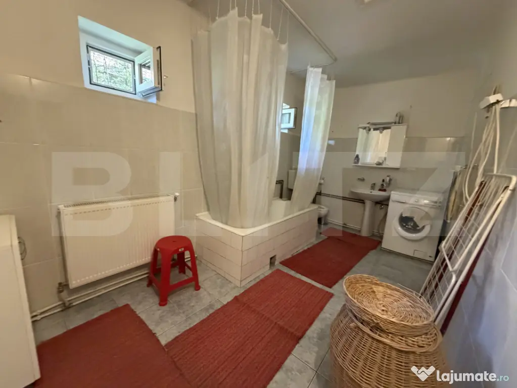 Casă de vanzare, 5 camere și un teren de 500 mp