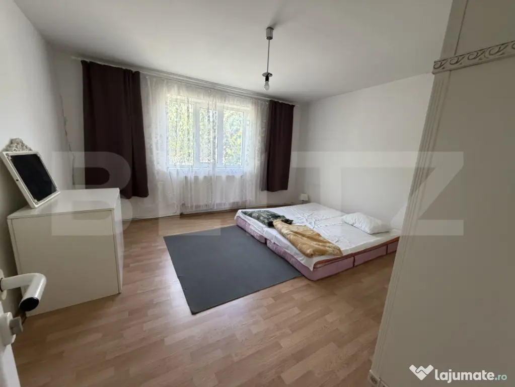 Casă de vanzare, 5 camere și un teren de 500 mp