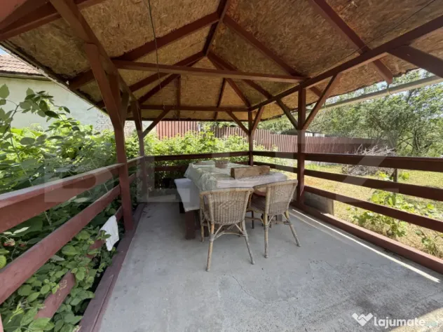 Casă de vanzare, 5 camere și un teren de 500 mp