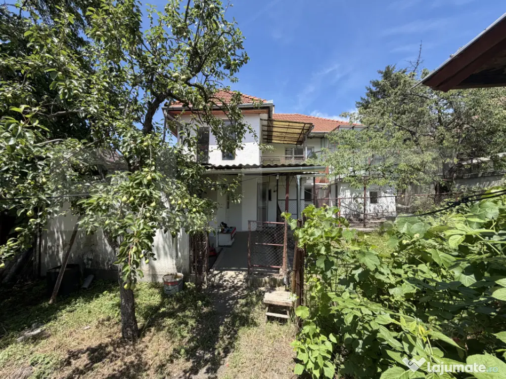 Casă de vanzare, 5 camere și un teren de 500 mp
