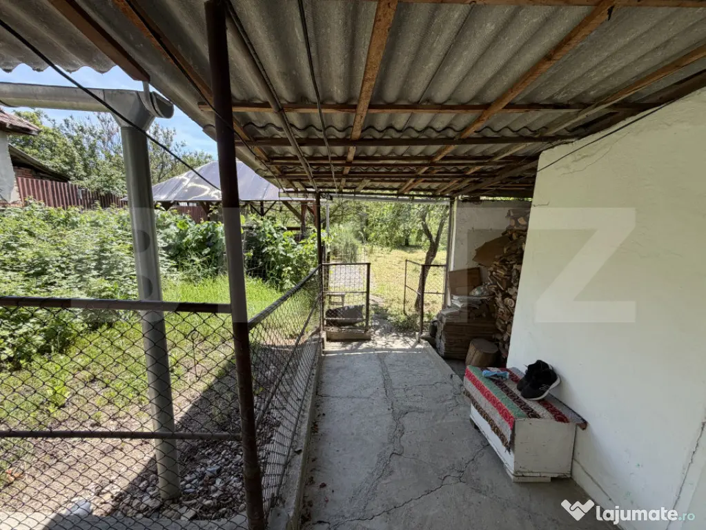 Casă de vanzare, 5 camere și un teren de 500 mp