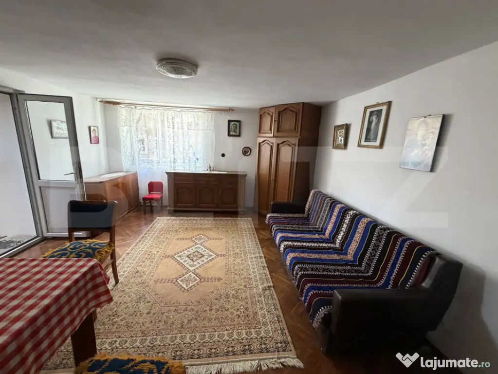 Casă de vanzare, 5 camere și un teren de 500 mp