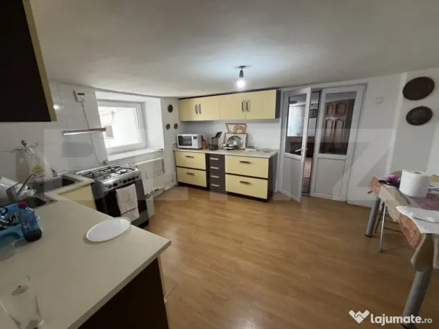 Casă de vanzare, 5 camere și un teren de 500 mp