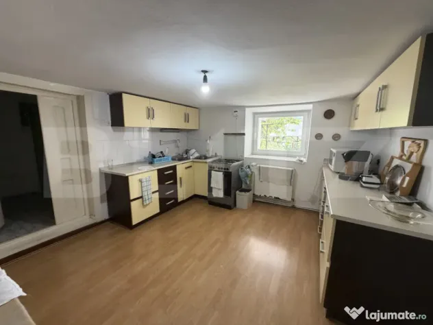 Casă de vanzare, 5 camere și un teren de 500 mp