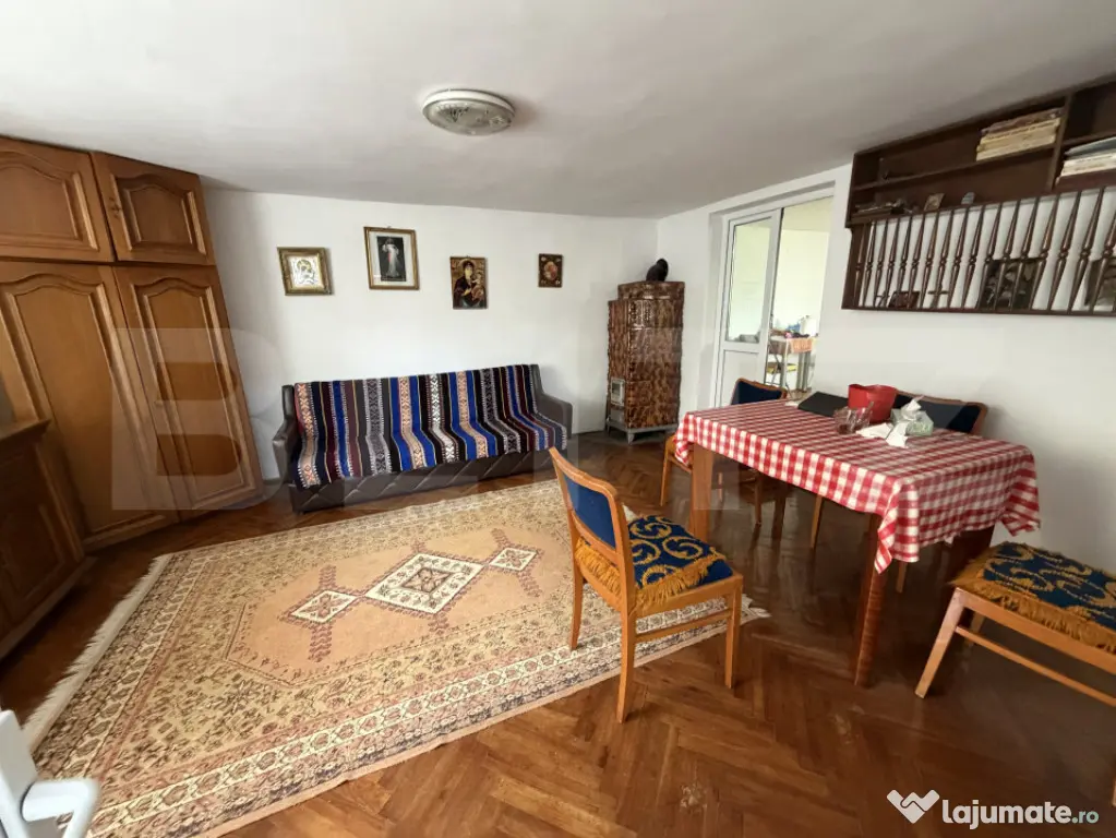 Casă de vanzare, 5 camere și un teren de 500 mp