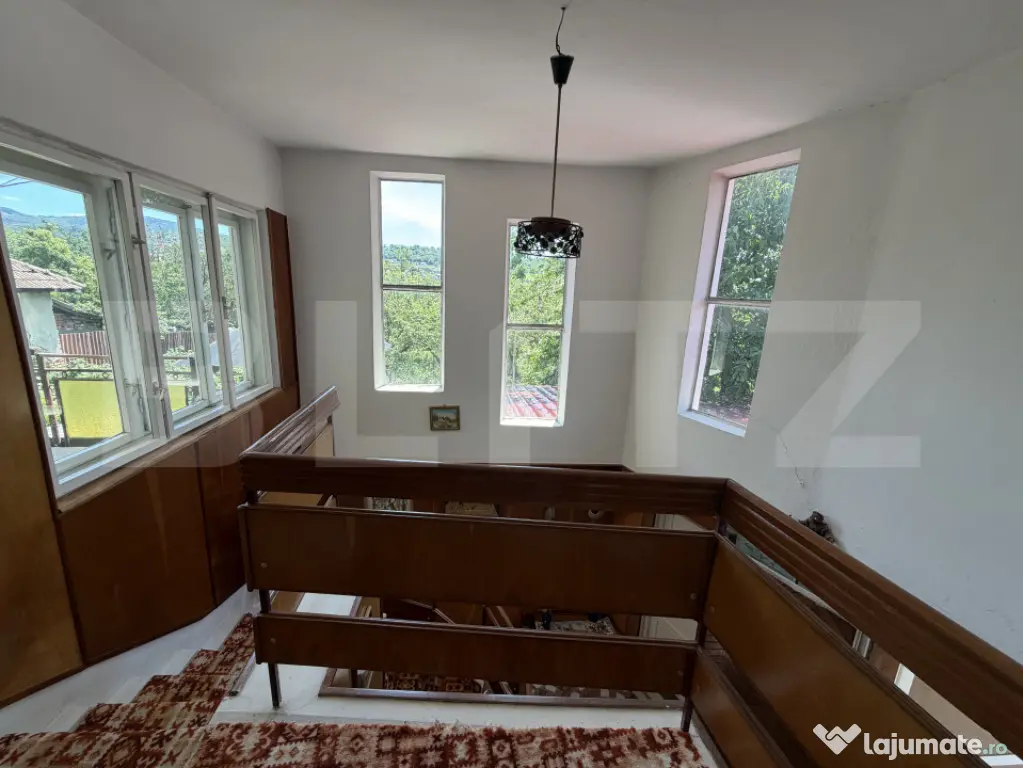 Casă de vanzare, 5 camere și un teren de 500 mp