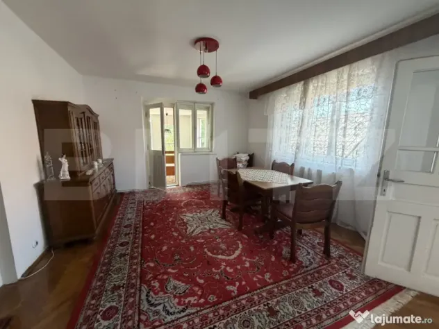 Casă de vanzare, 5 camere și un teren de 500 mp
