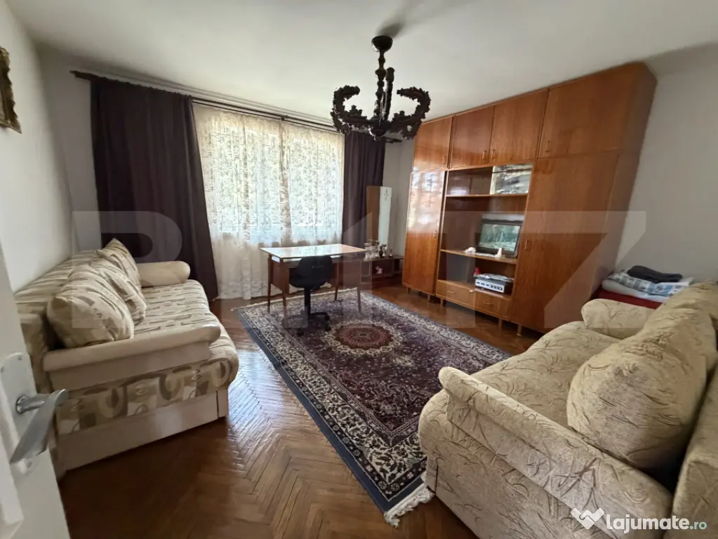 Casă de vanzare, 5 camere și un teren de 500 mp