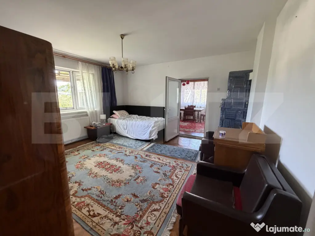 Casă de vanzare, 5 camere și un teren de 500 mp
