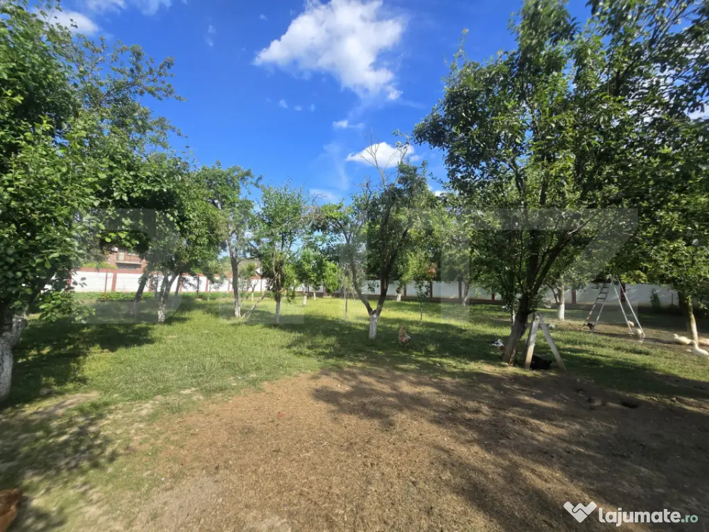 Teren intravilan de 1.700 mp, împrejmuit și parcelabil, î