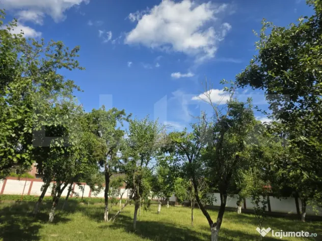 Teren intravilan de 1.700 mp, împrejmuit și parcelabil, î